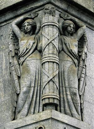Sculture di angeli agli angoli della facciata