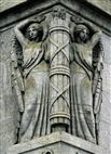 Sculture di angeli agli angoli della facciata